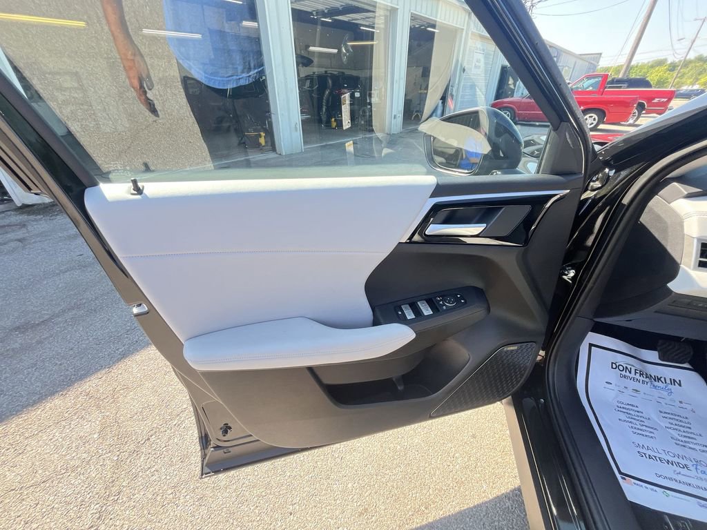 New 2025 Mitsubishi Outlander SE image 13