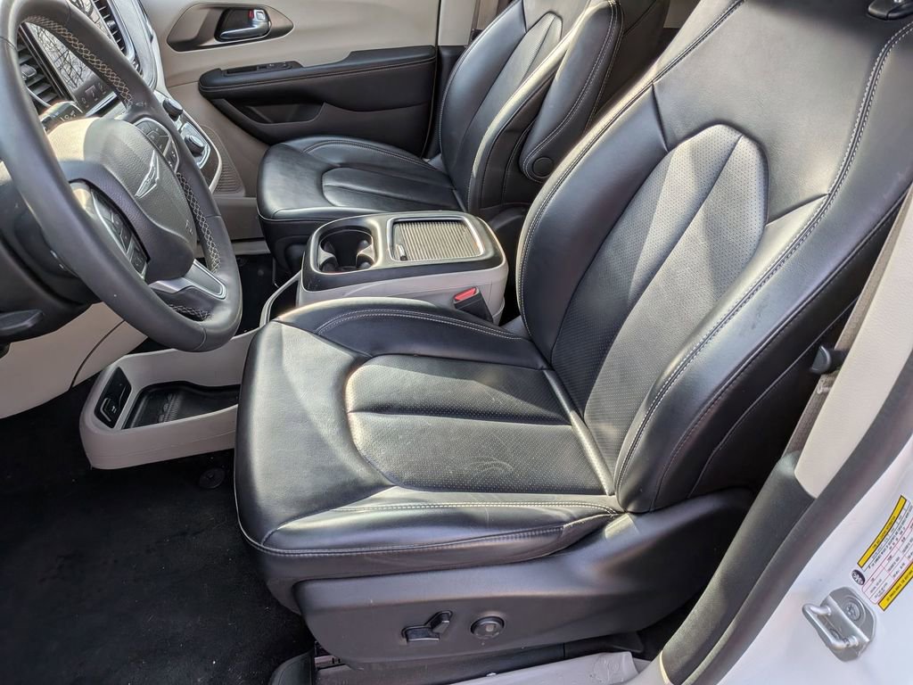 Used 2023 Chrysler Pacifica Touring-L image 19