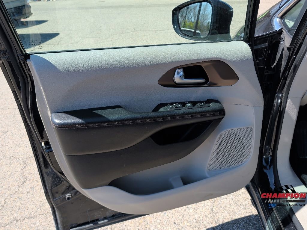 Used 2018 Chrysler Pacifica Touring-L FWD image 12