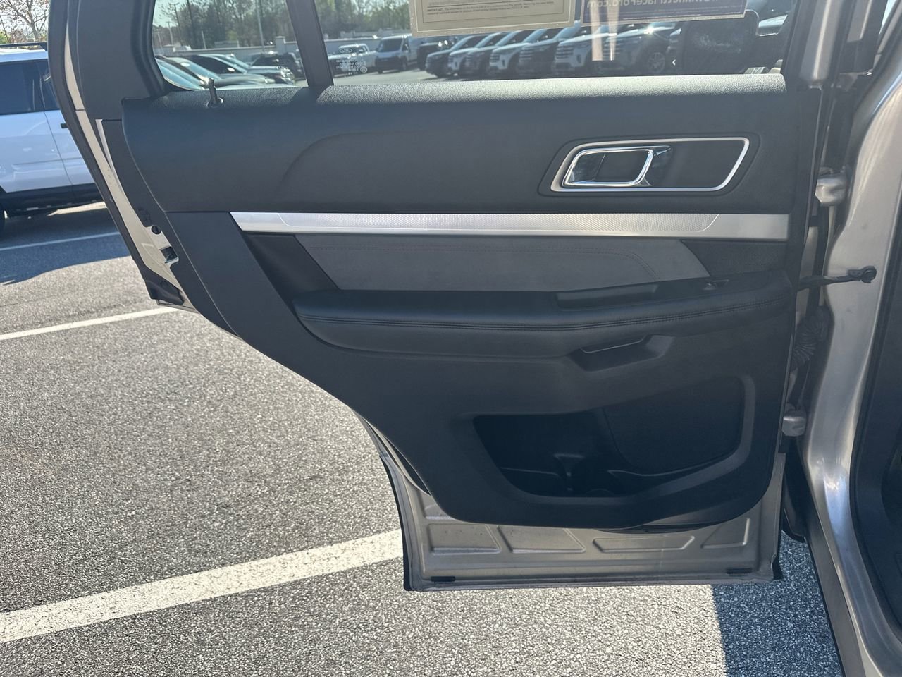 Used 2017 Ford Explorer XLT w/ Equipment Group 202A FWD image 22