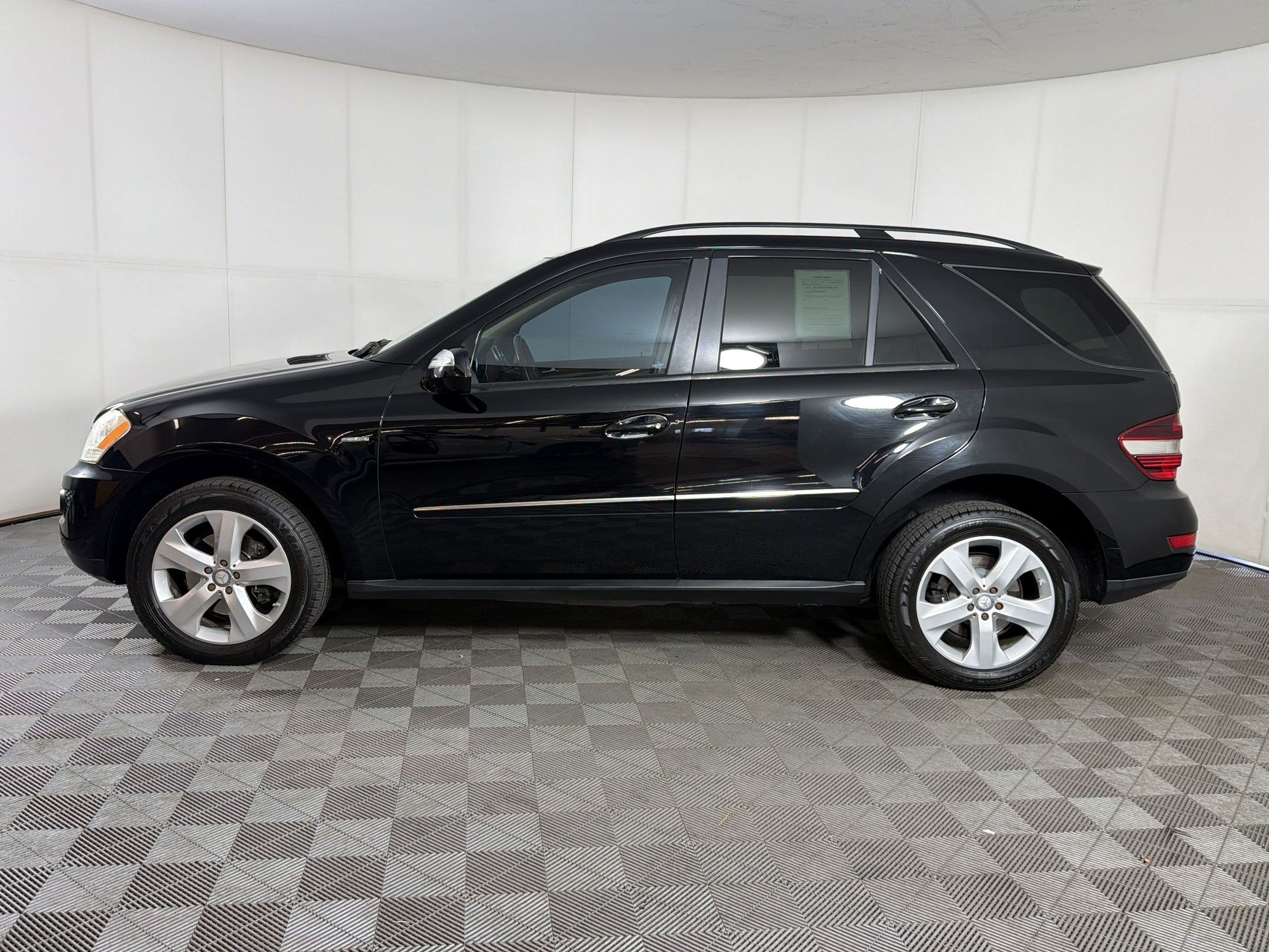 Used 2009 Mercedes-Benz ML 320 BlueTEC 4MATIC image 2