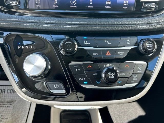 Used 2023 Chrysler Pacifica Touring-L FWD image 32
