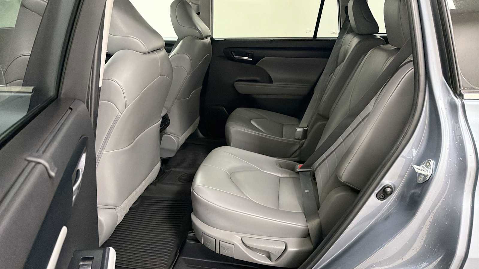 Used 2023 Toyota Highlander XLE AWD/4WD image 25