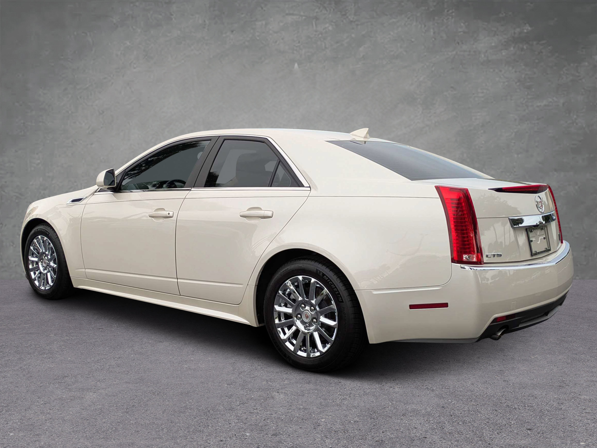Used 2013 Cadillac CTS Luxury RWD image 2