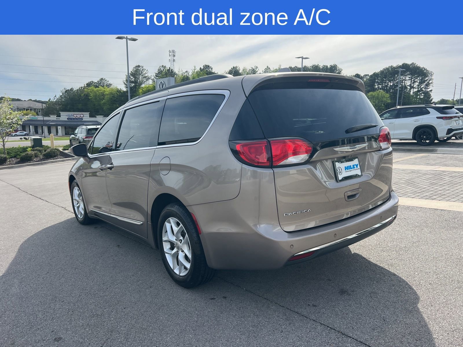 Used 2017 Chrysler Pacifica Touring-L w/ Tire & Wheel Group image 8