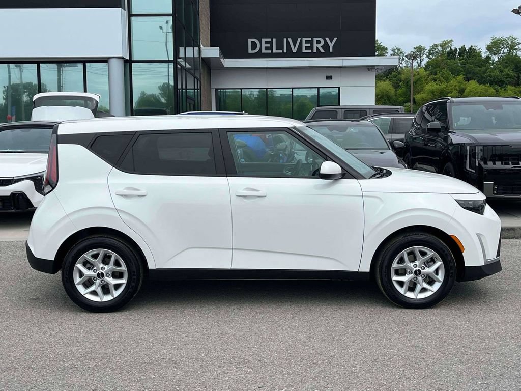 Used 2025 Kia Soul LX w/ LX Technology Package FWD image 24
