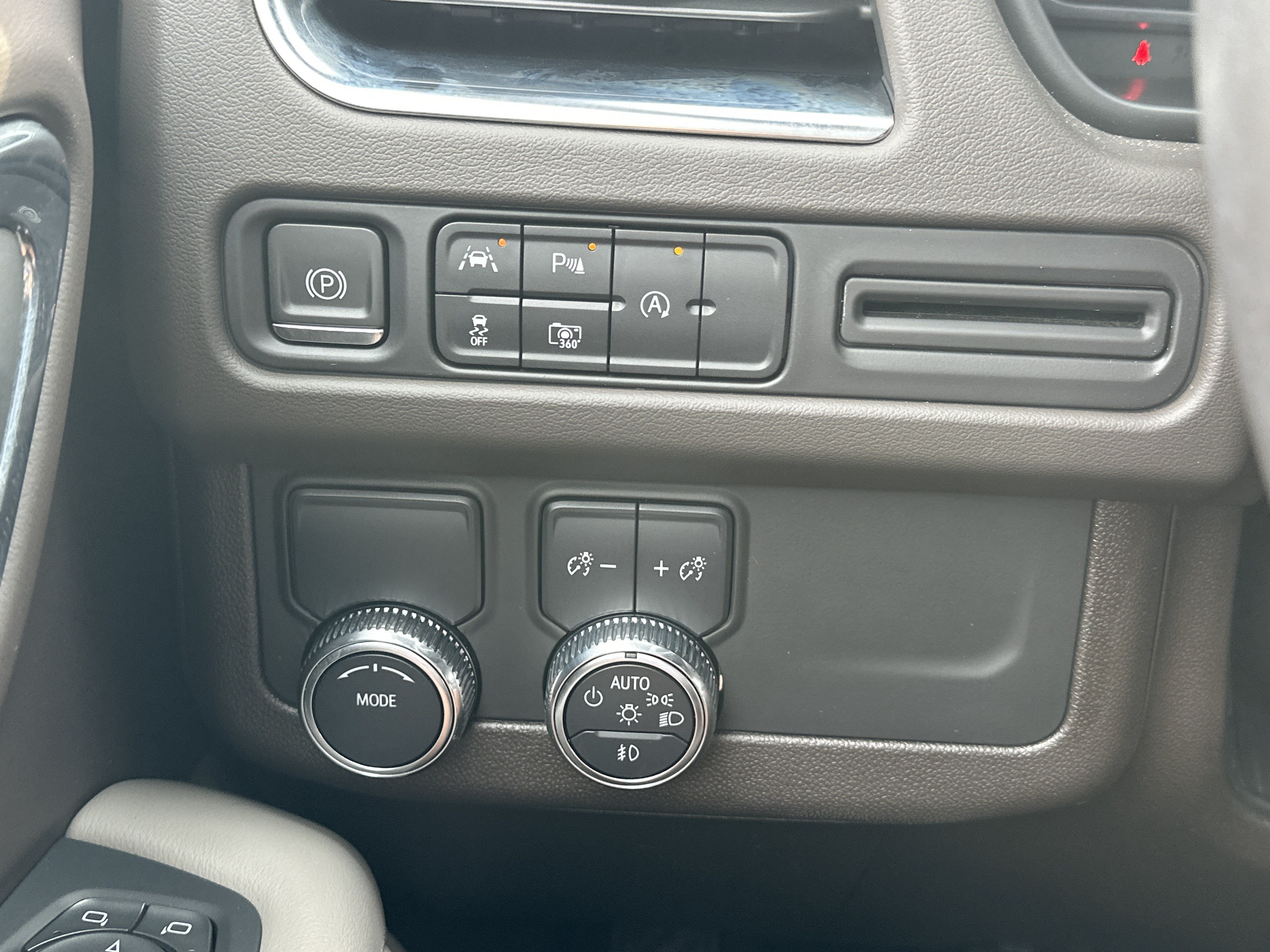 Used 2024 GMC Yukon SLT w/ SLT Luxury Package RWD image 28