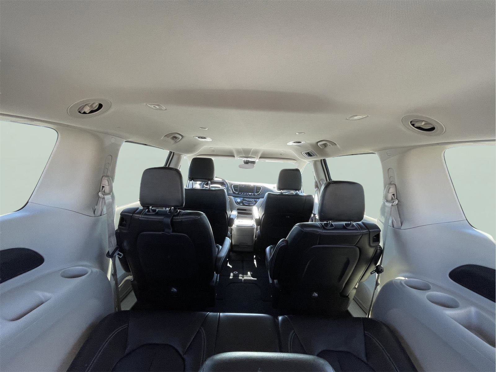 Used 2023 Chrysler Pacifica Touring-L image 10