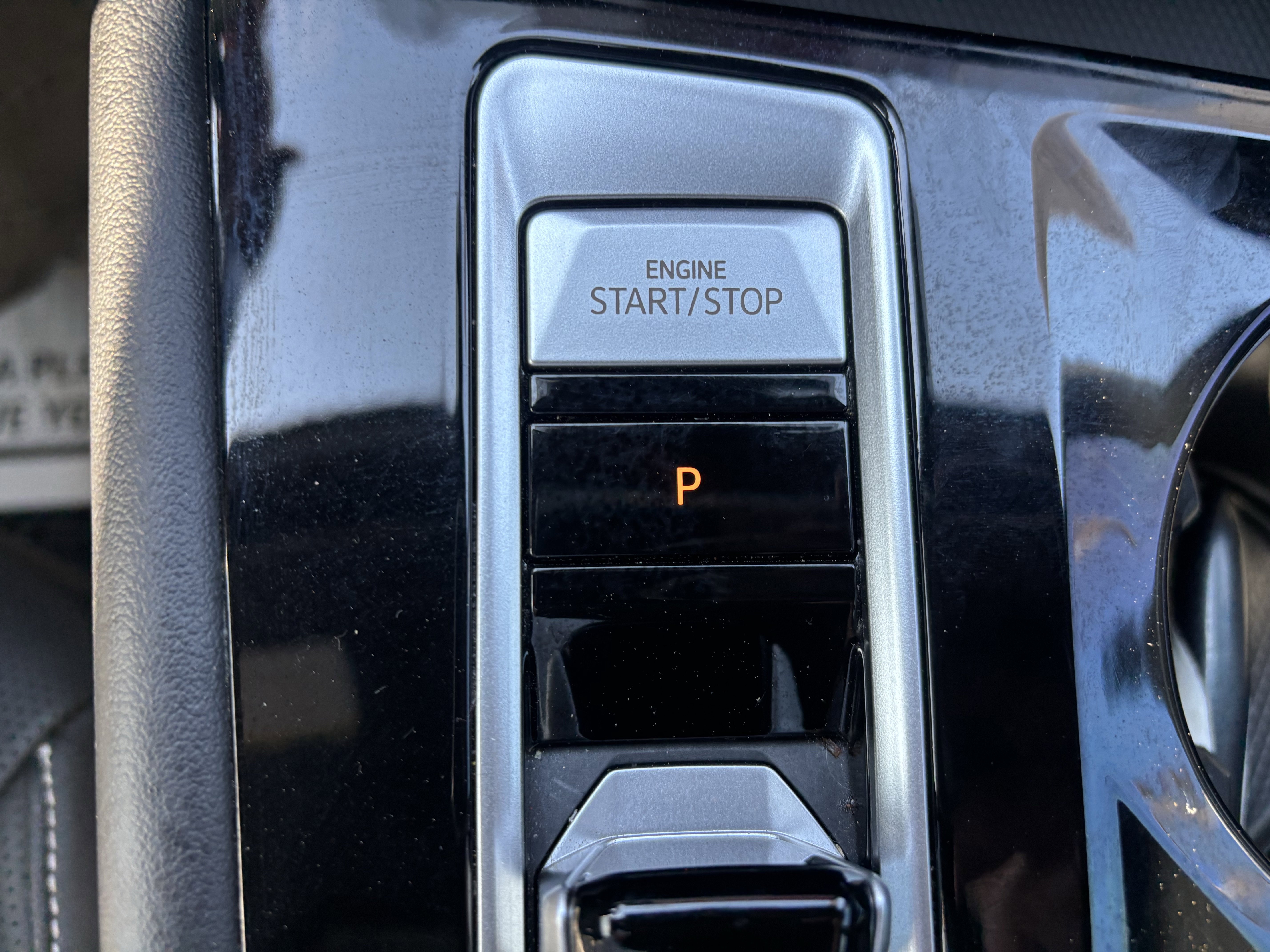 Used 2025 Volkswagen Atlas Cross Sport SEL R-Line image 33