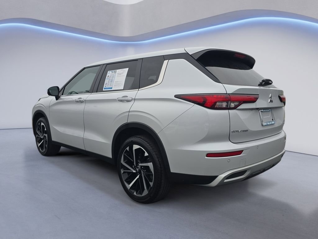 Used 2024 Mitsubishi Outlander SE image 3