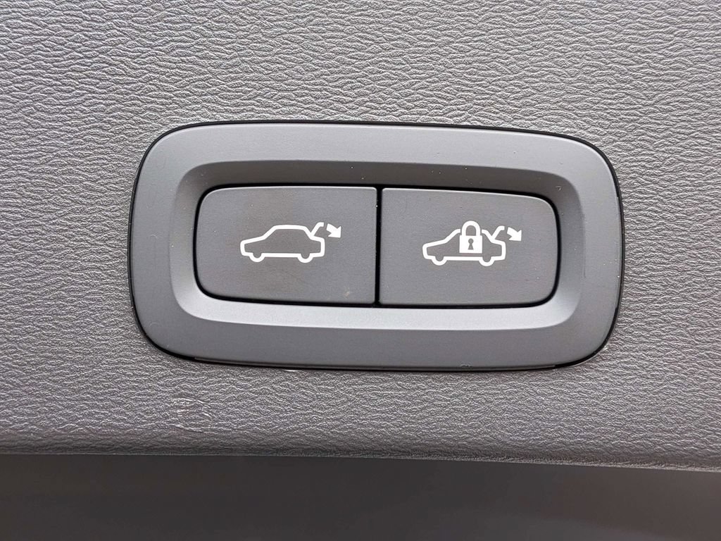 Certified 2026 Volvo XC40 B5 Plus AWD/4WD image 13