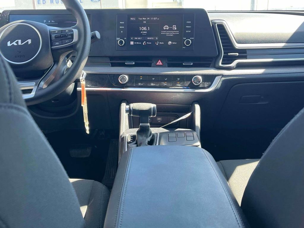 Used 2025 Kia Sportage LX image 4