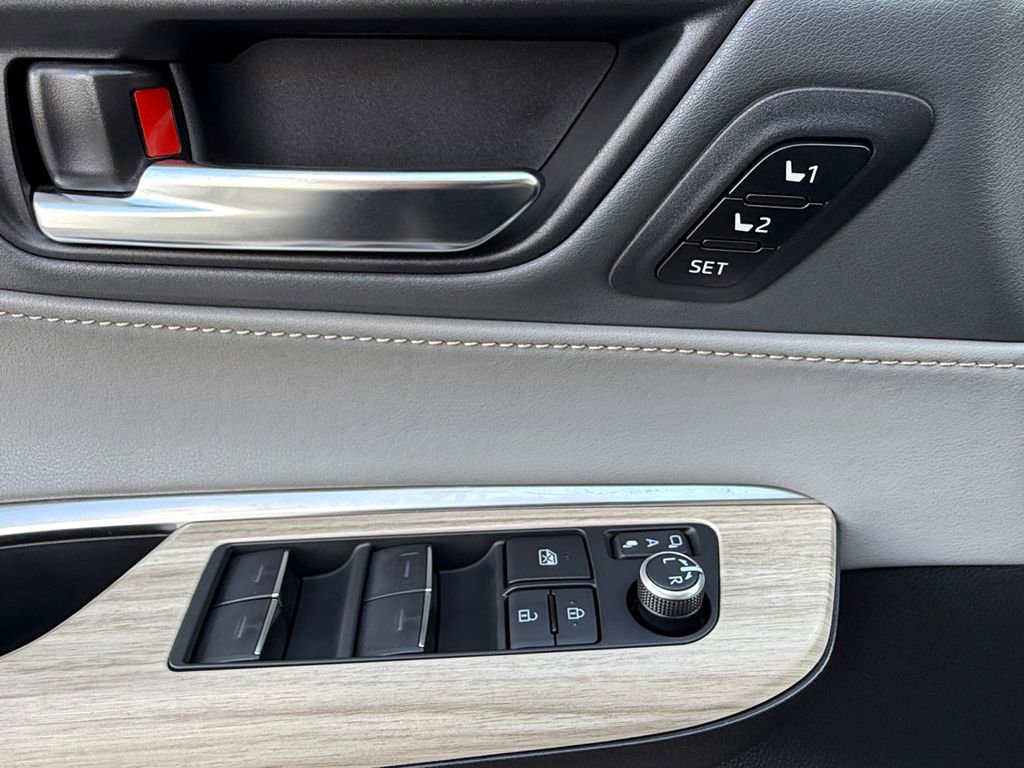 Used 2022 Toyota Venza Limited w/ Advanced Technology Package image 11