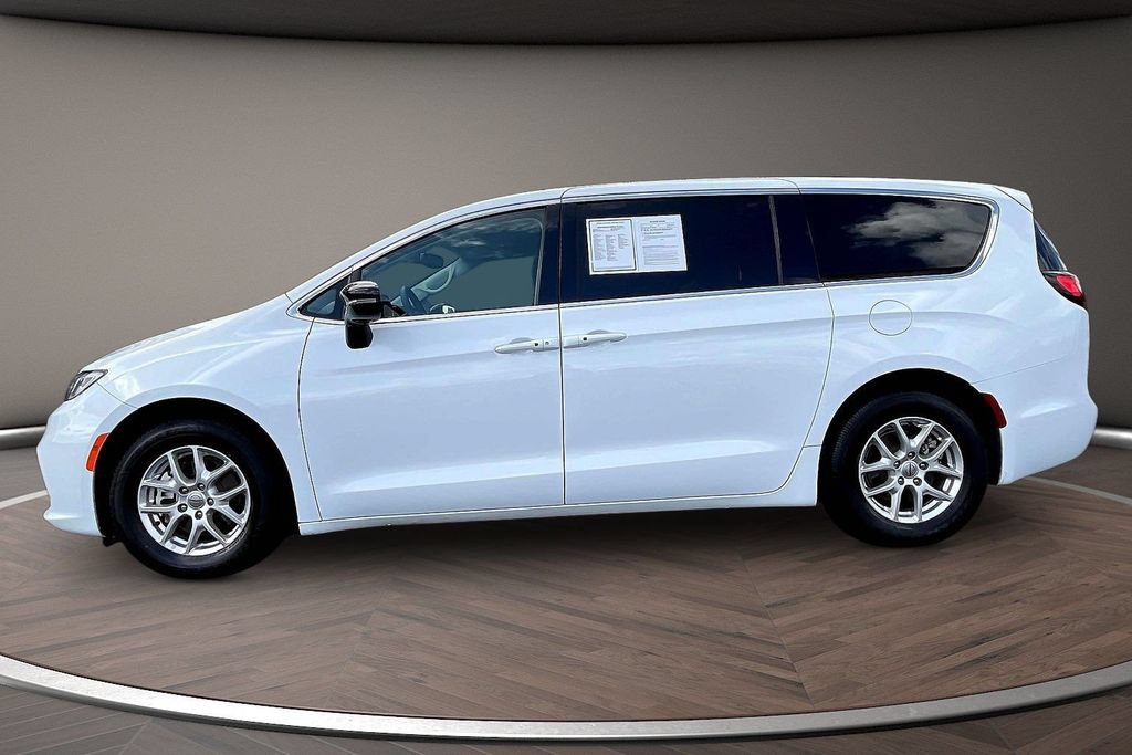 Used 2024 Chrysler Pacifica Touring-L FWD image 7