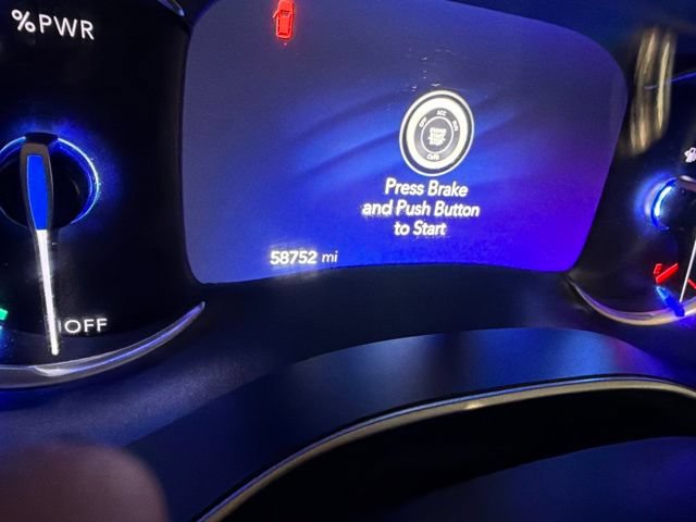 Used 2023 Chrysler Pacifica Touring-L FWD image 11