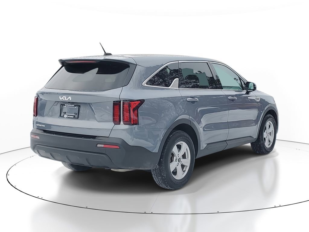 Used 2023 Kia Sorento LX image 4