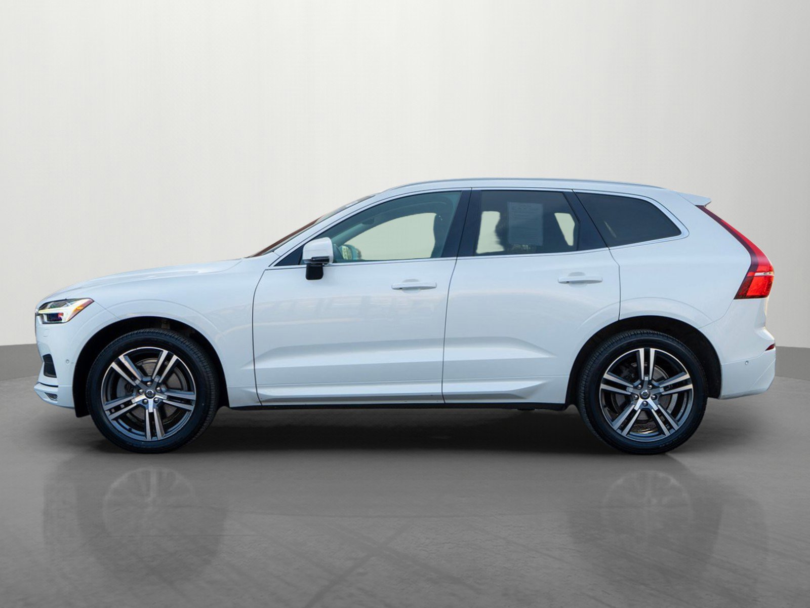 Used 2019 Volvo XC60 T6 Momentum w/ Advanced Package image 4
