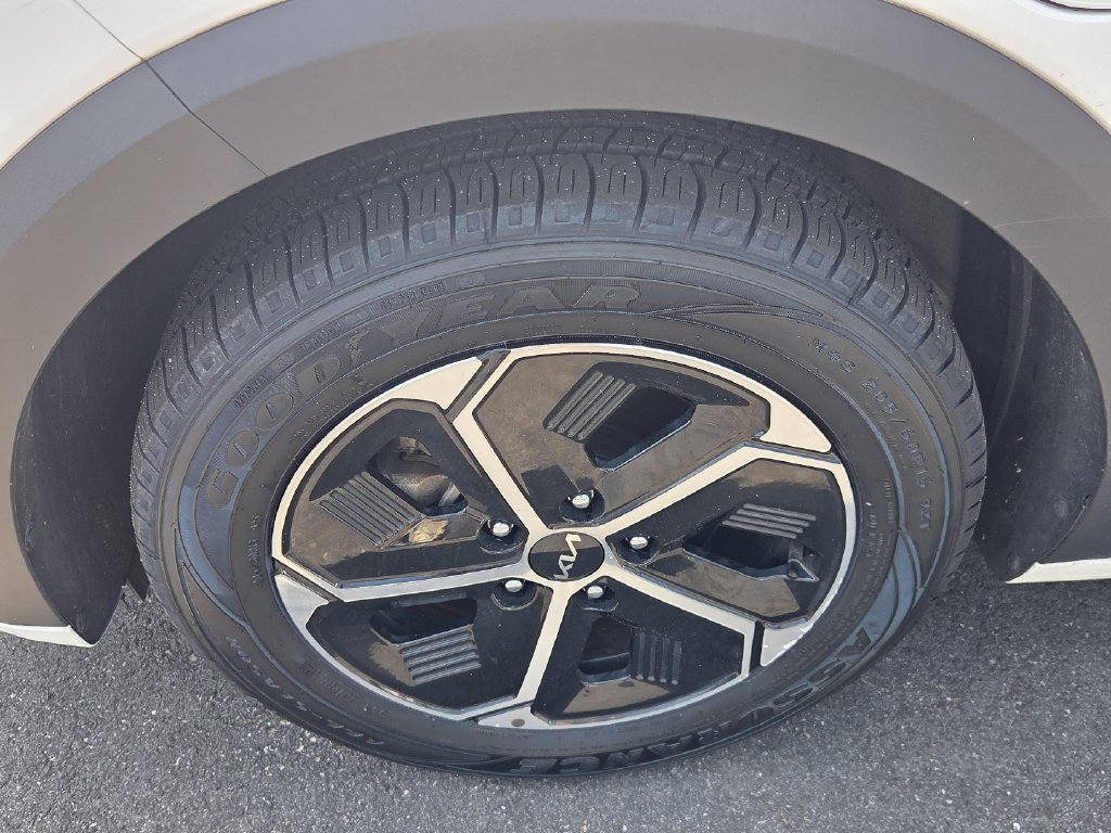 Used 2023 Kia Niro EX w/ EX Cold Weather Package FWD image 11