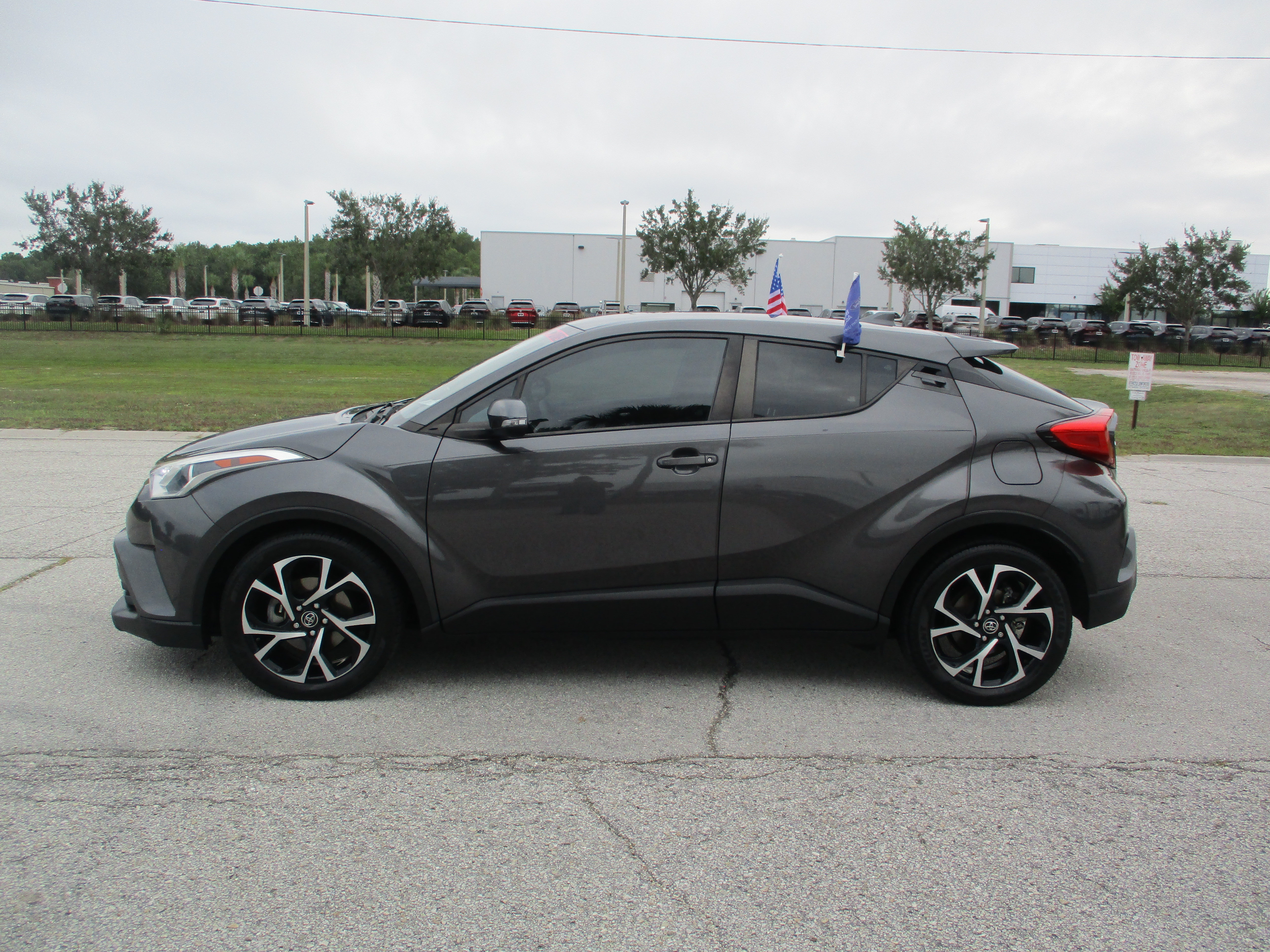 Used 2018 Toyota C-HR XLE FWD image 4