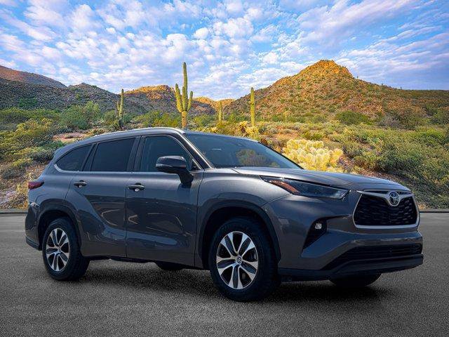 Used 2023 Toyota Highlander XLE FWD image 2