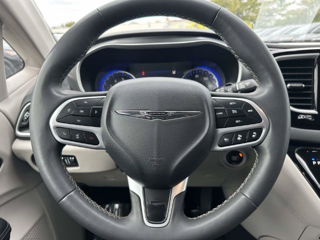 Used 2024 Chrysler Pacifica Touring-L FWD image 23