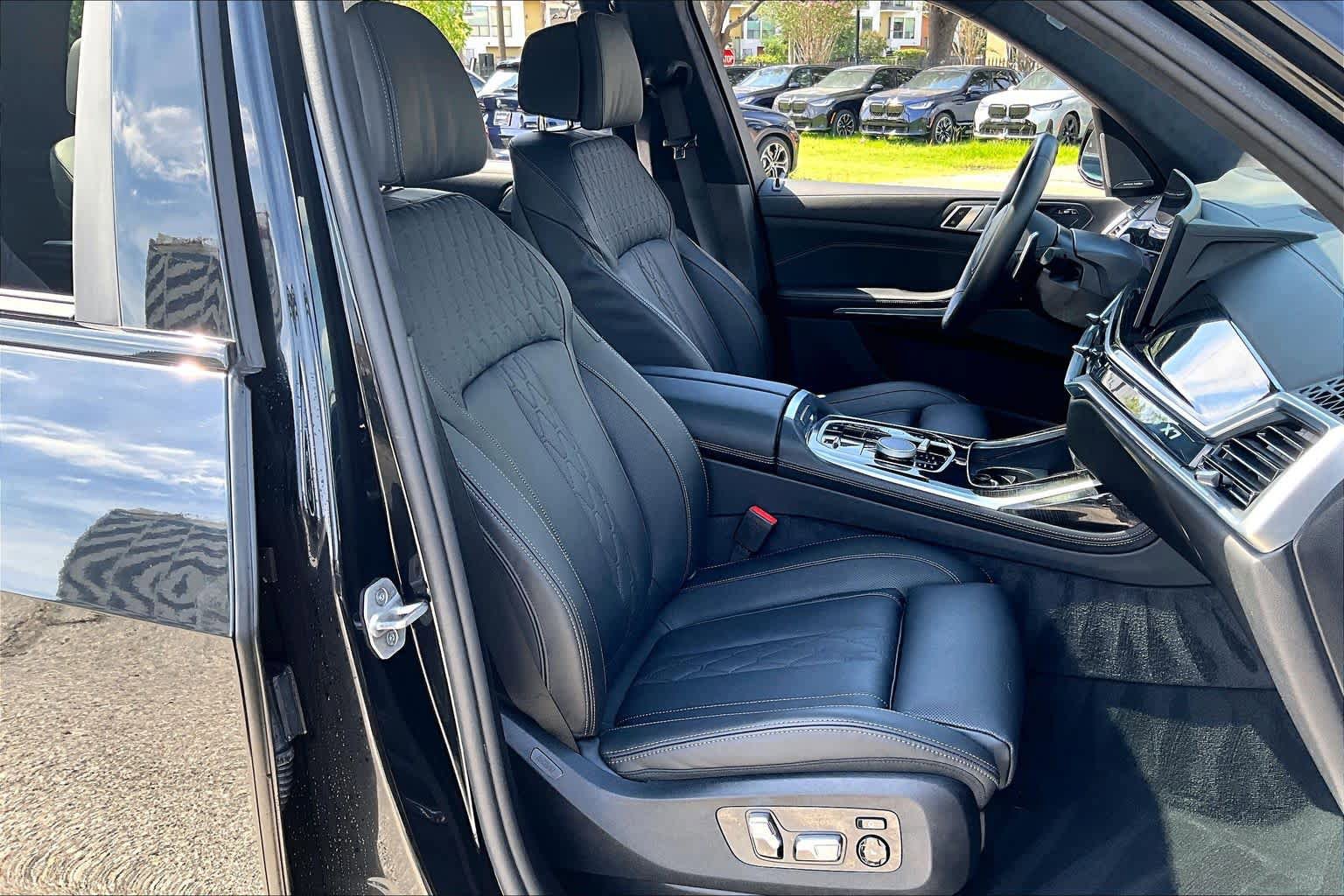 Used 2026 BMW X7 xDrive40i w/ M Sport Package AWD/4WD image 8