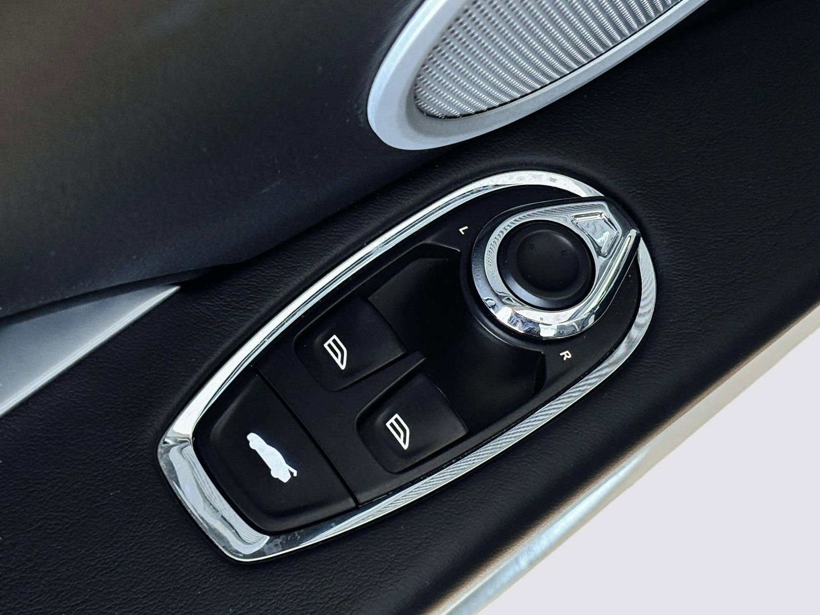 Used 2021 Aston Martin DB11 Volante image 25