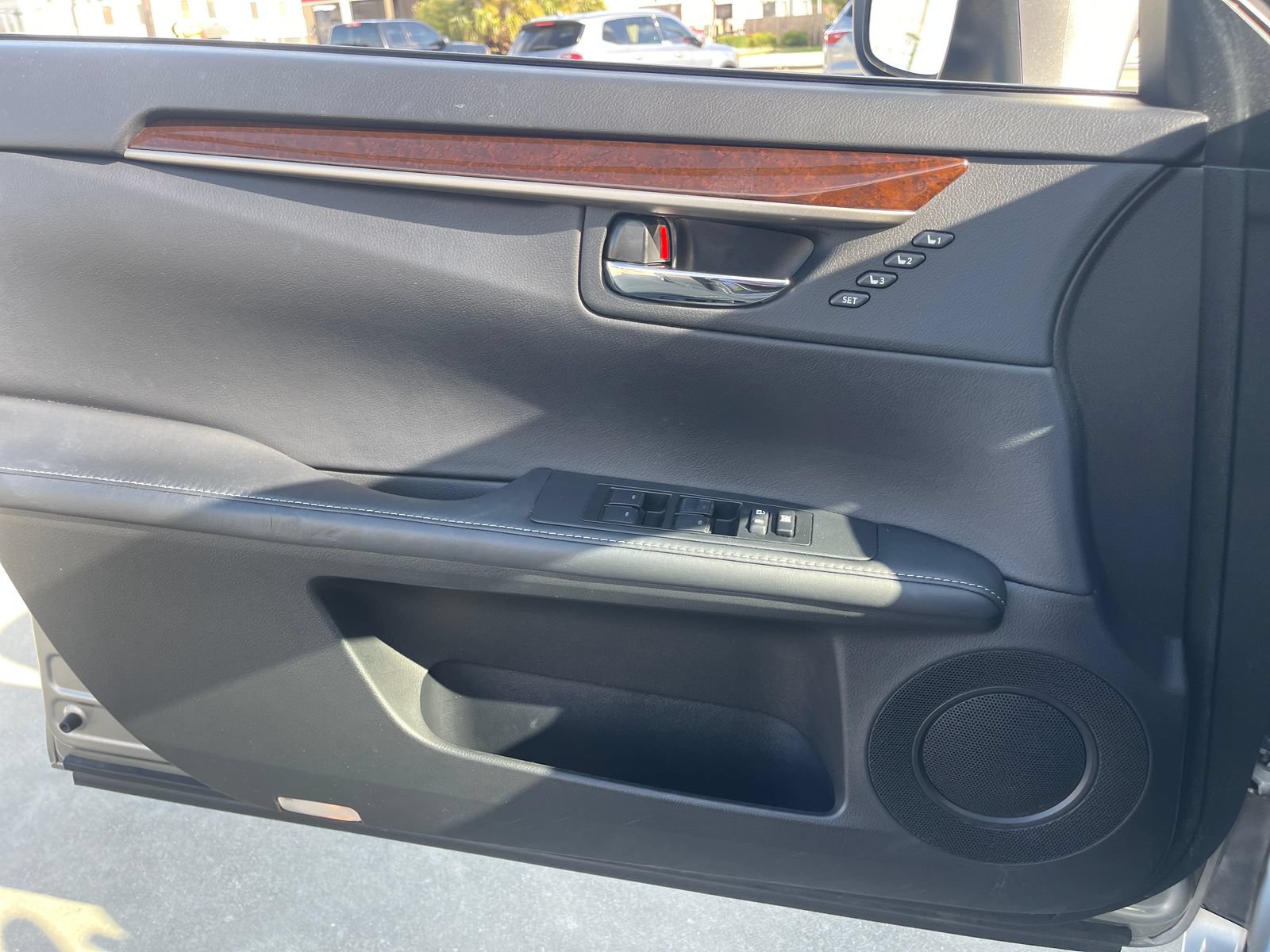 Used 2015 Lexus ES 350 w/ Ultra Luxury Package FWD image 29