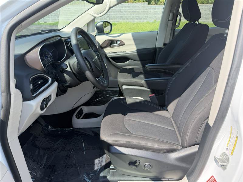 Used 2024 Chrysler Voyager LX FWD image 10