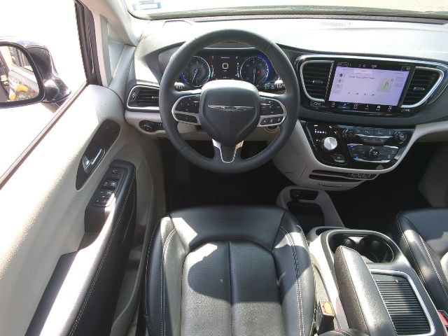 Used 2024 Chrysler Pacifica Touring-L FWD image 6
