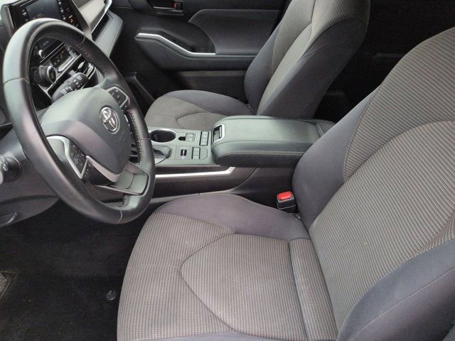 Used 2022 Toyota Highlander LE image 13
