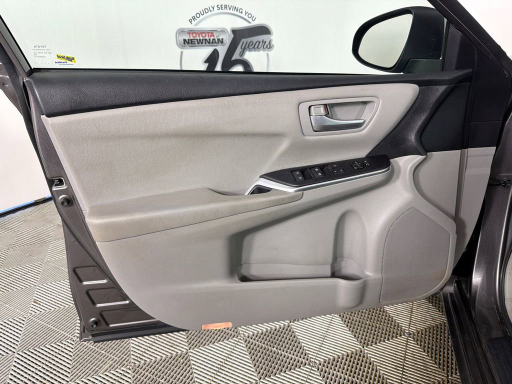 Used 2017 Toyota Camry LE image 10