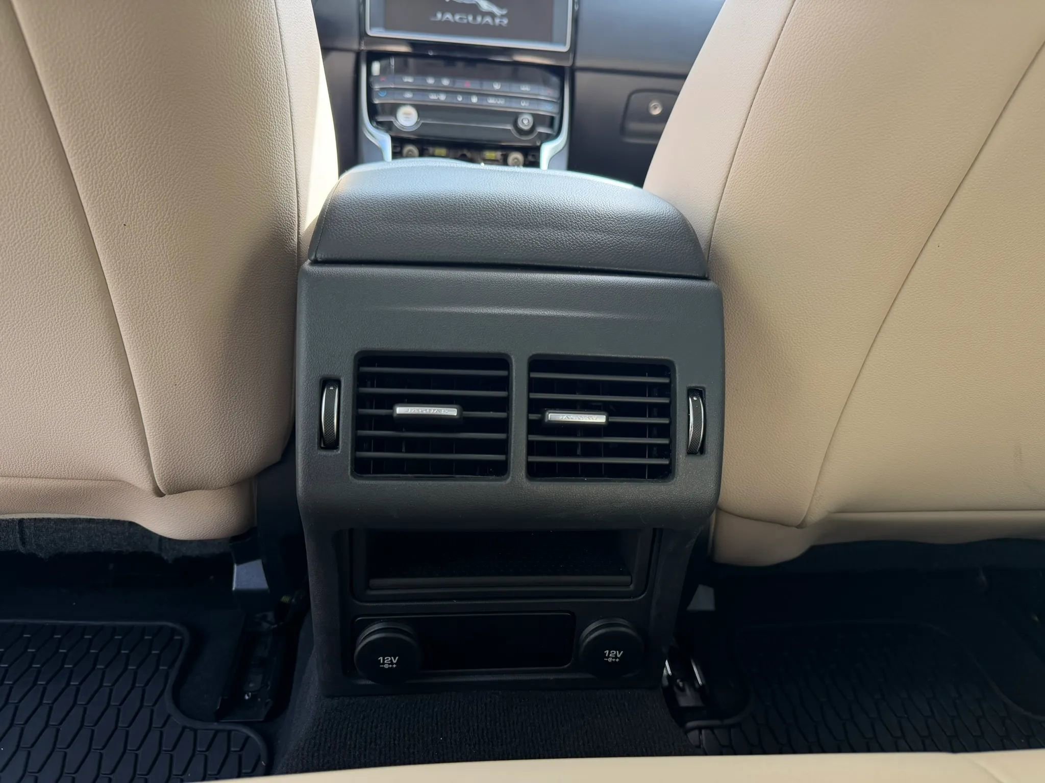 Used 2019 Jaguar XE Premium image 18