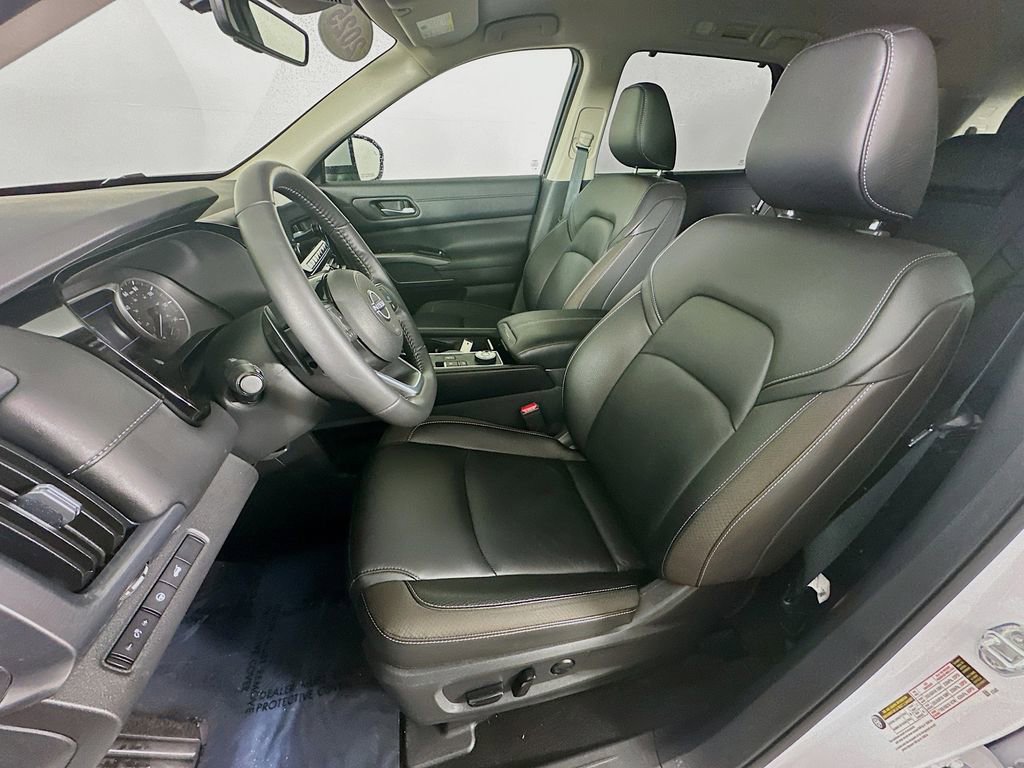 Used 2025 Nissan Pathfinder SL w/ Cargo Package image 29