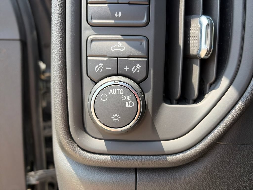 Used 2021 Chevrolet Silverado 2500 Custom w/ Custom Convenience Package AWD/4WD image 26