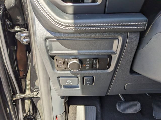 Used 2025 Ford F150 Lightning Platinum image 31