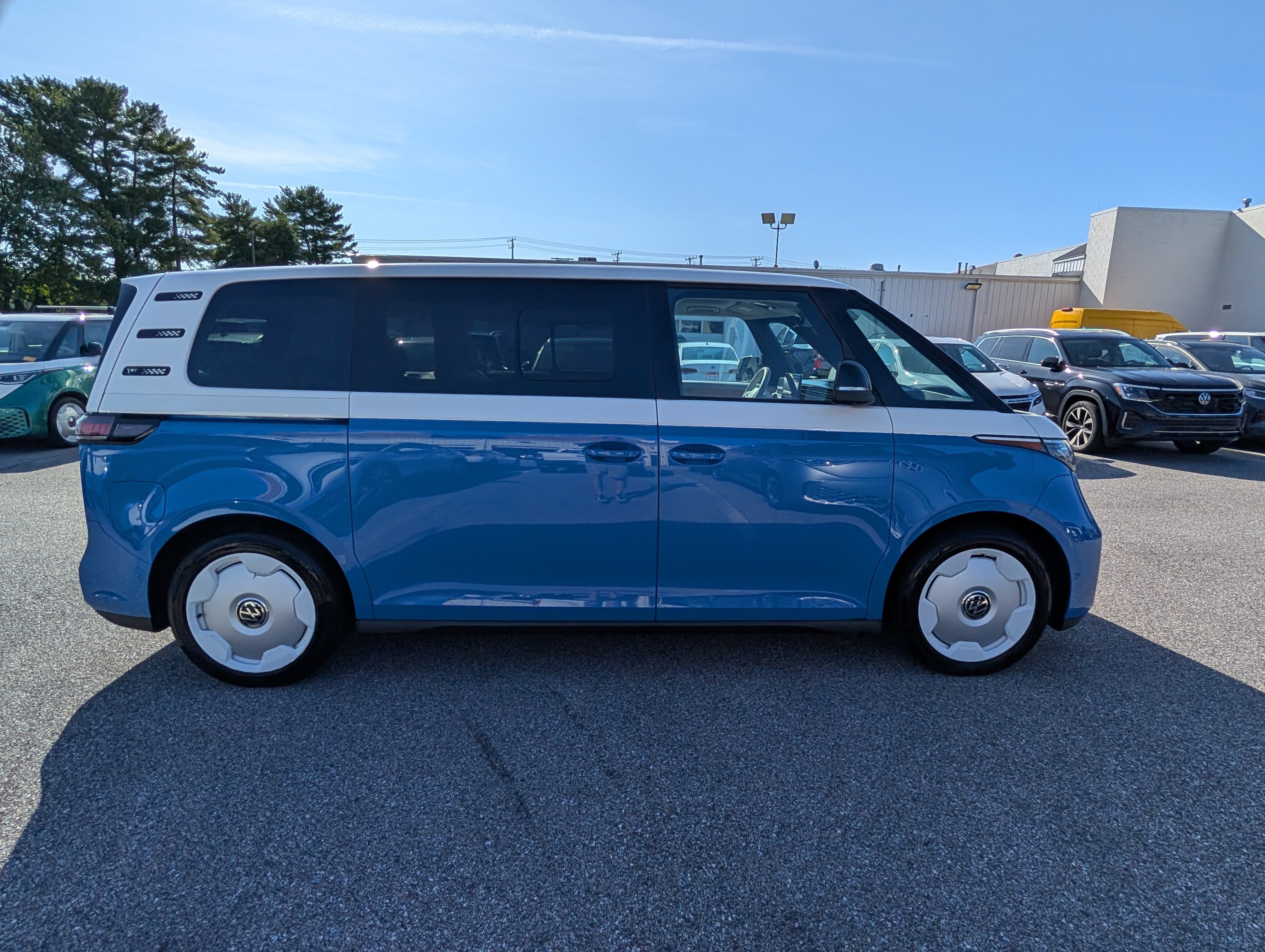 Used 2025 Volkswagen ID. Buzz 1st Edition AWD/4WD image 2