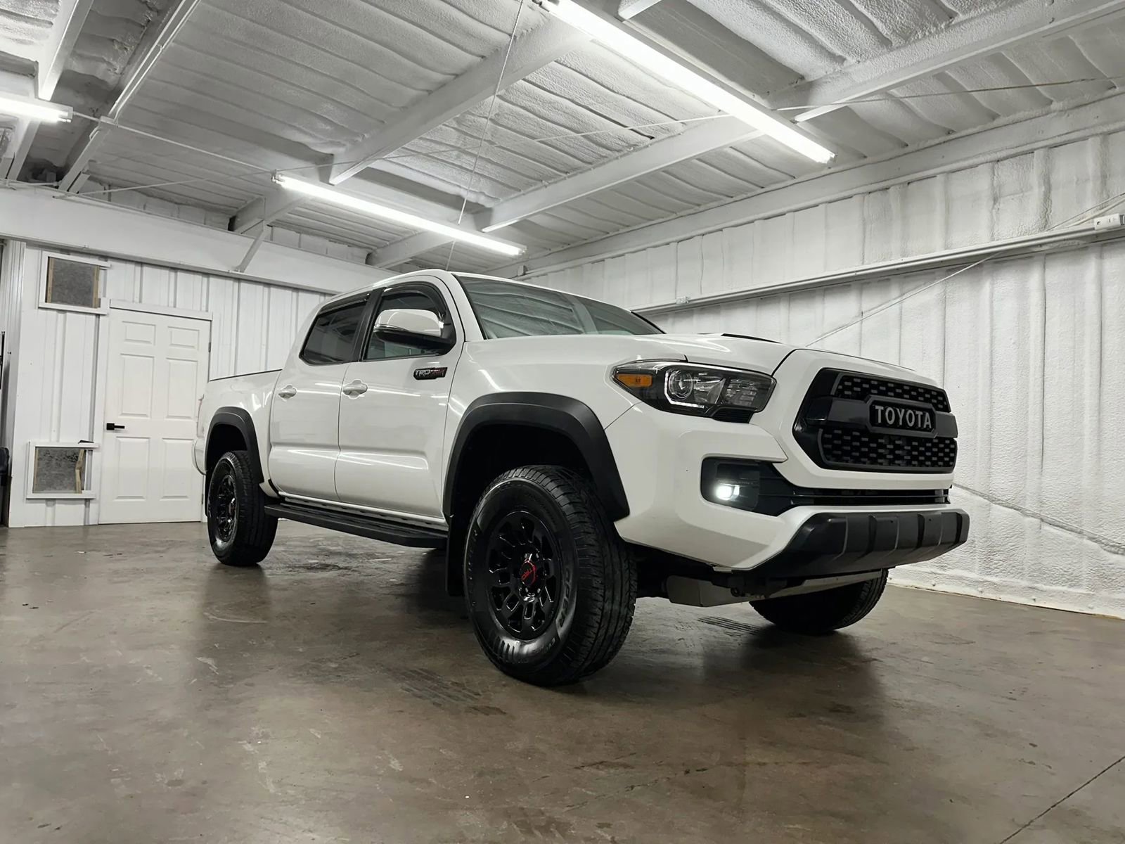 Used 2017 Toyota Tacoma TRD Pro AWD/4WD image 2