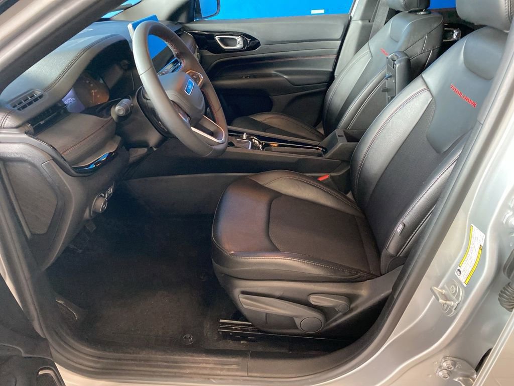 Used 2025 Jeep Compass Trailhawk AWD/4WD image 8