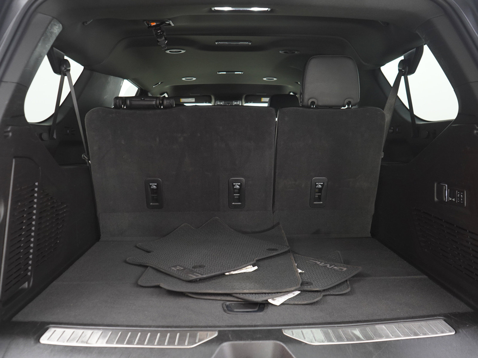 Used 2025 GMC Yukon XL Denali AWD/4WD image 9
