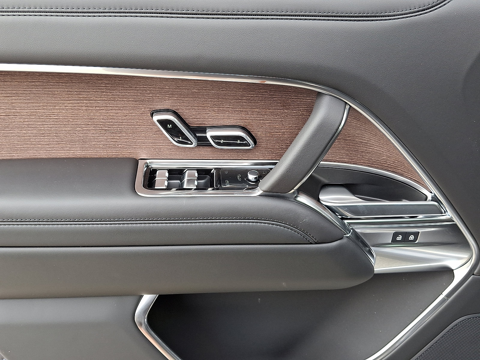 New 2025 Land Rover Range Rover SE image 4