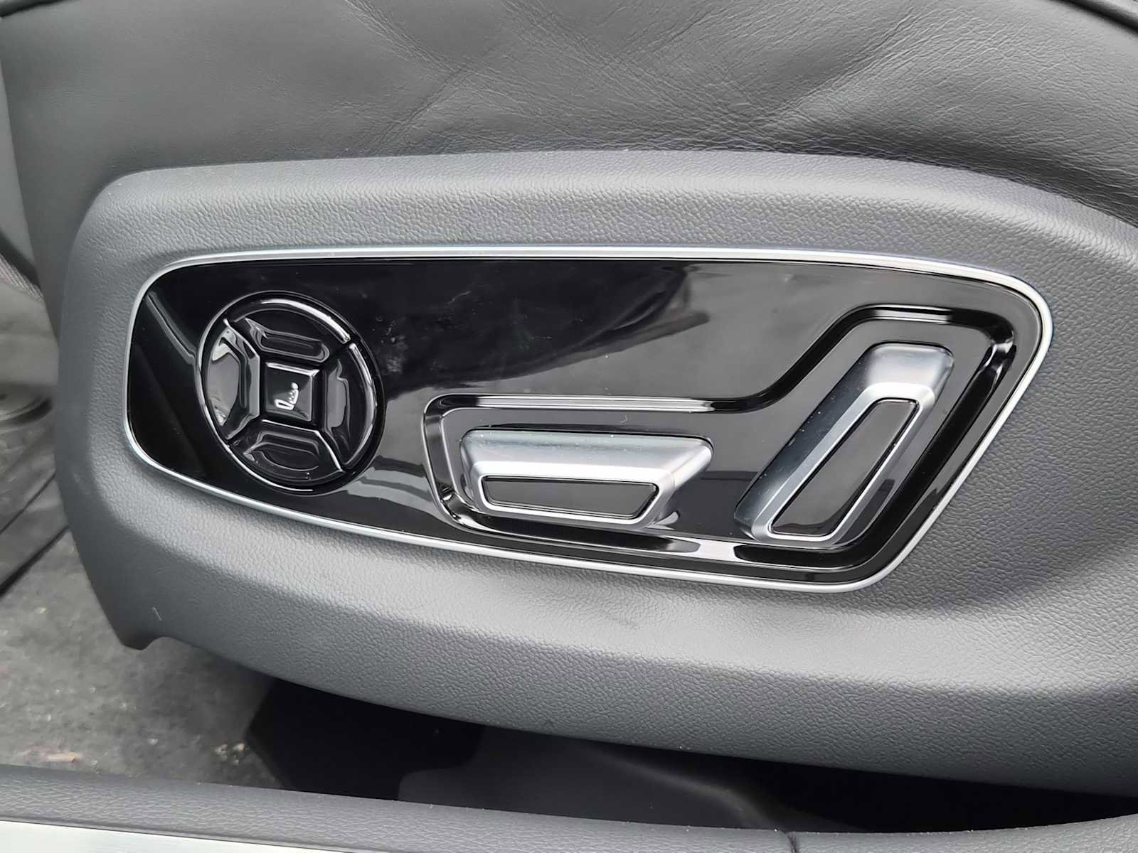 New 2025 Audi A8 L 3.0T AWD/4WD image 16