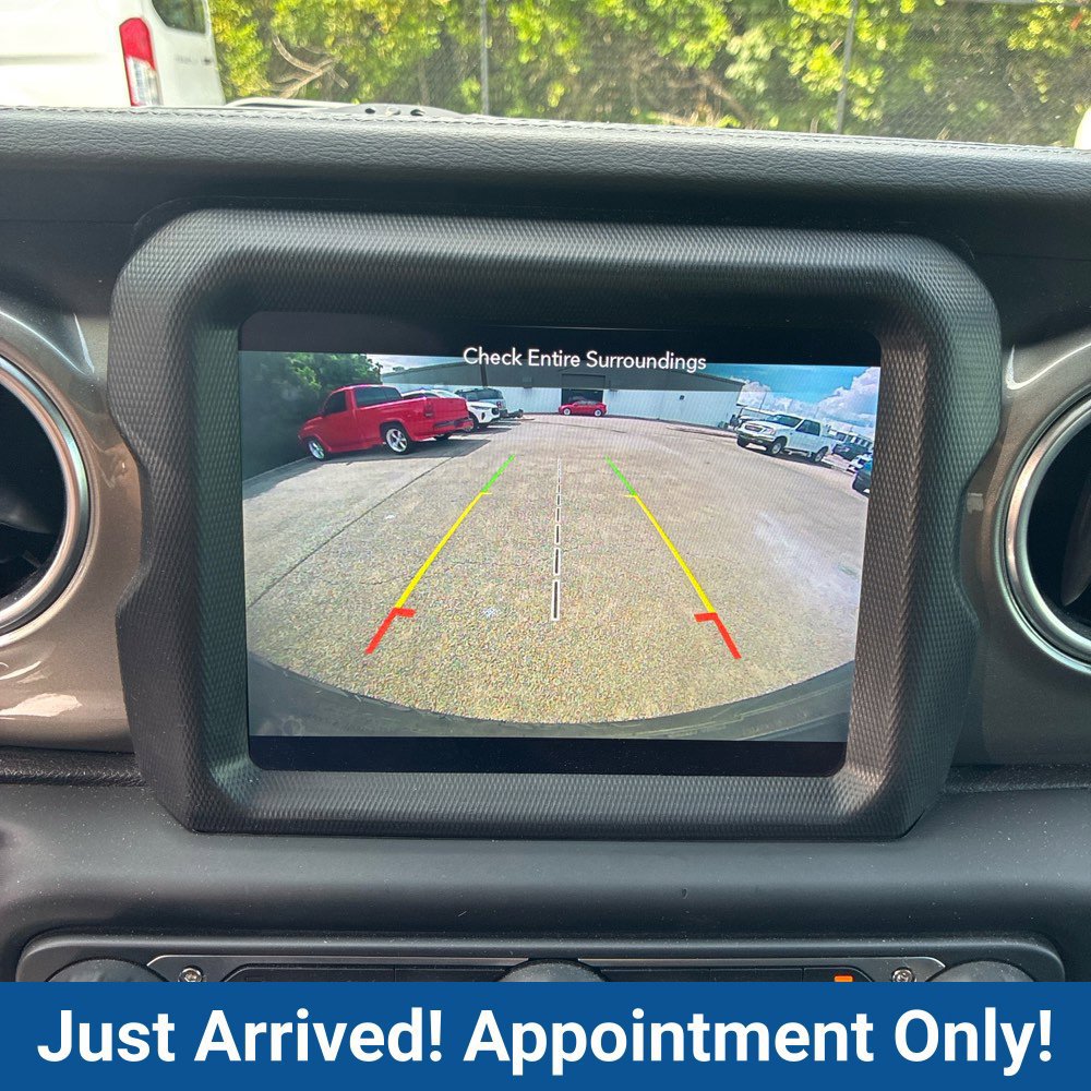 Used 2018 Jeep Wrangler Unlimited Sahara AWD/4WD image 12