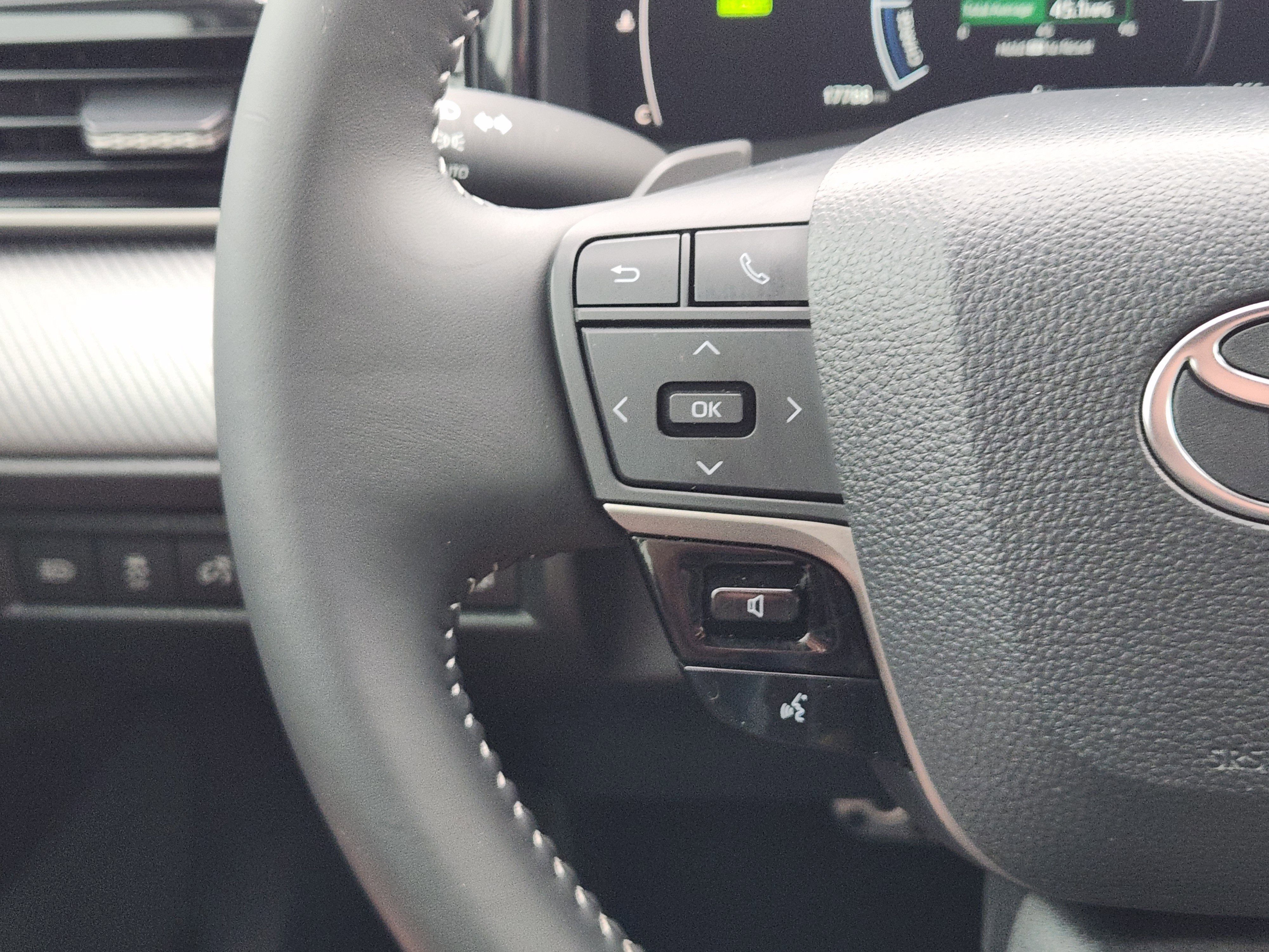 Used 2025 Toyota Camry SE w/ Multimedia Upgrade Package image 31