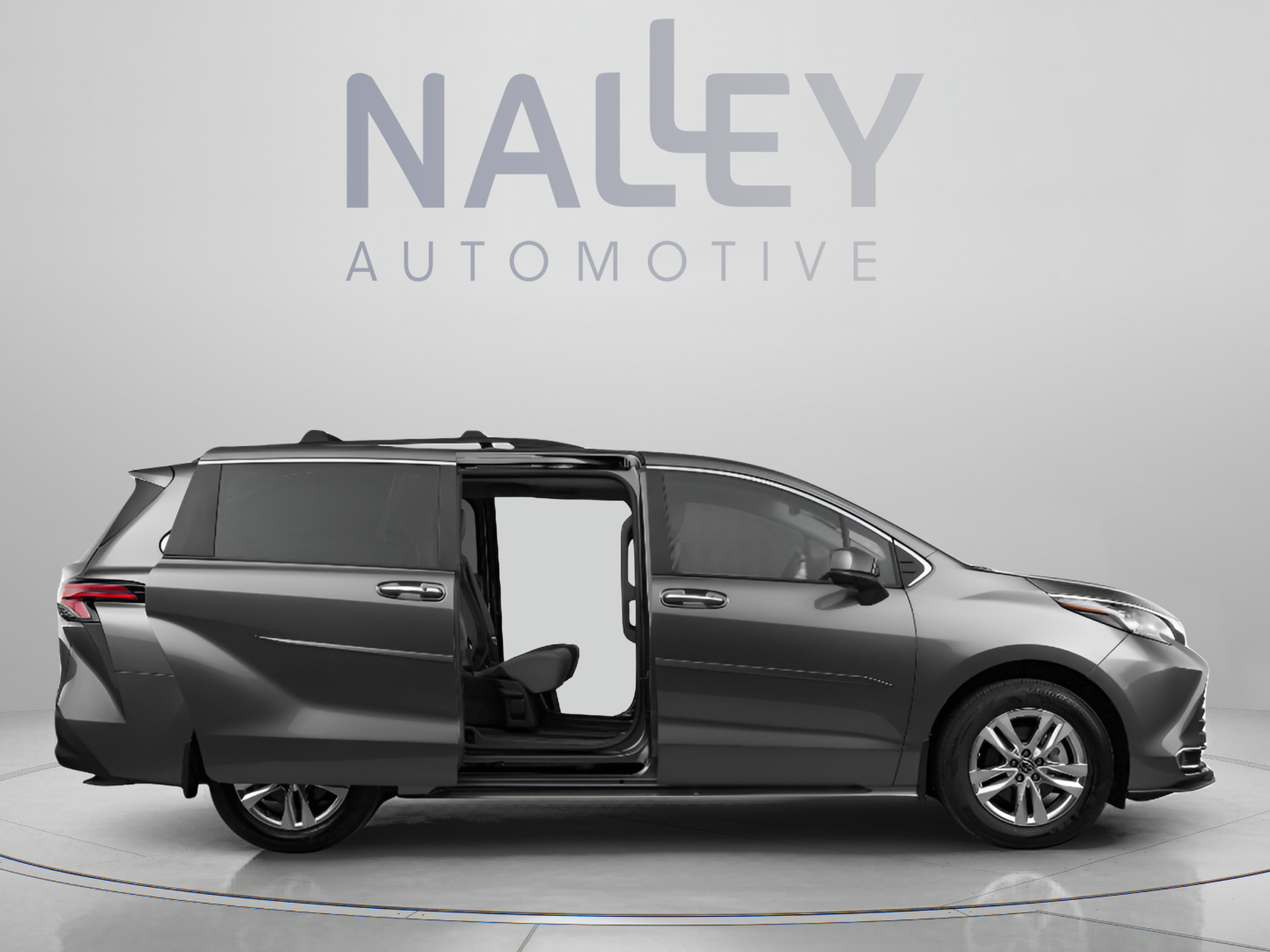 Used 2023 Toyota Sienna XLE FWD image 10
