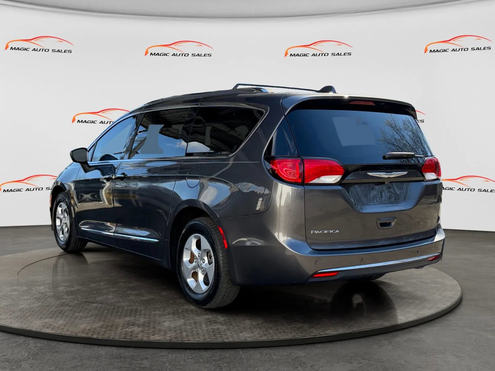 Used 2017 Chrysler Pacifica Touring-L Plus image 6