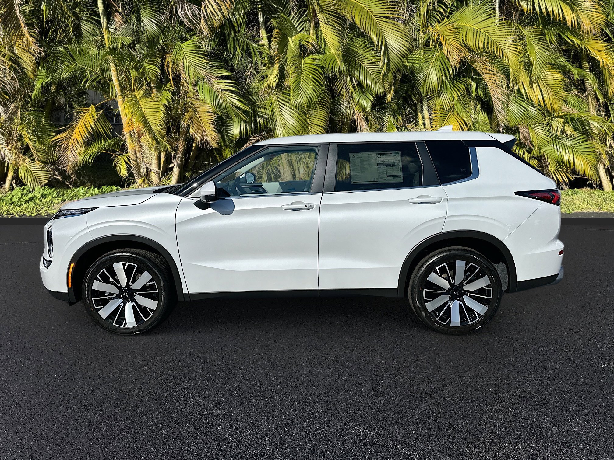 New 2025 Mitsubishi Outlander SE image 2