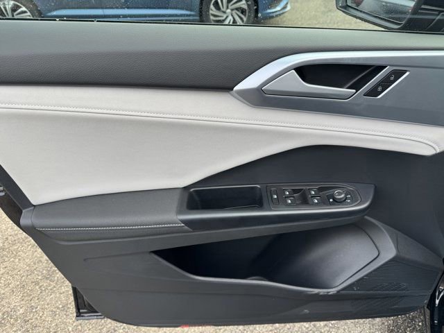 Used 2025 Volkswagen Taos SE w/ Panoramic Sunroof Package AWD/4WD image 27