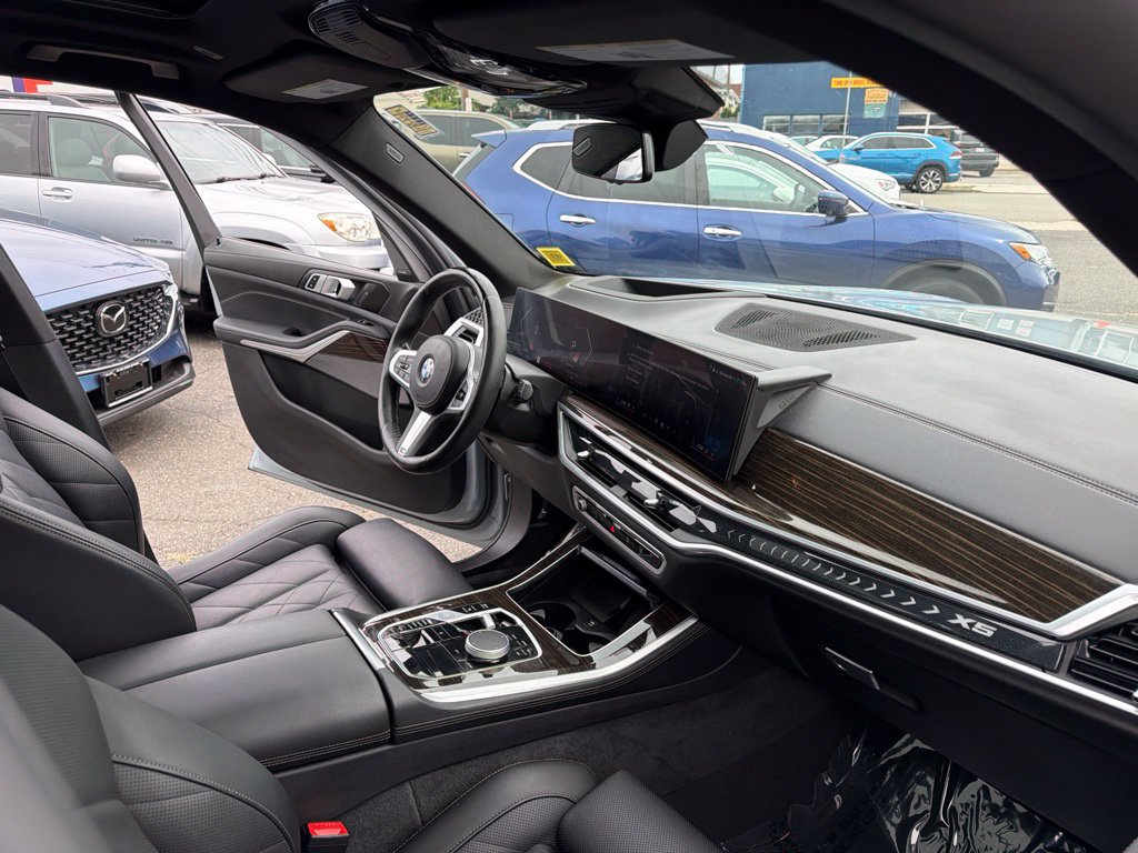 Used 2024 BMW X5 xDrive40i w/ M Sport Package AWD/4WD image 16