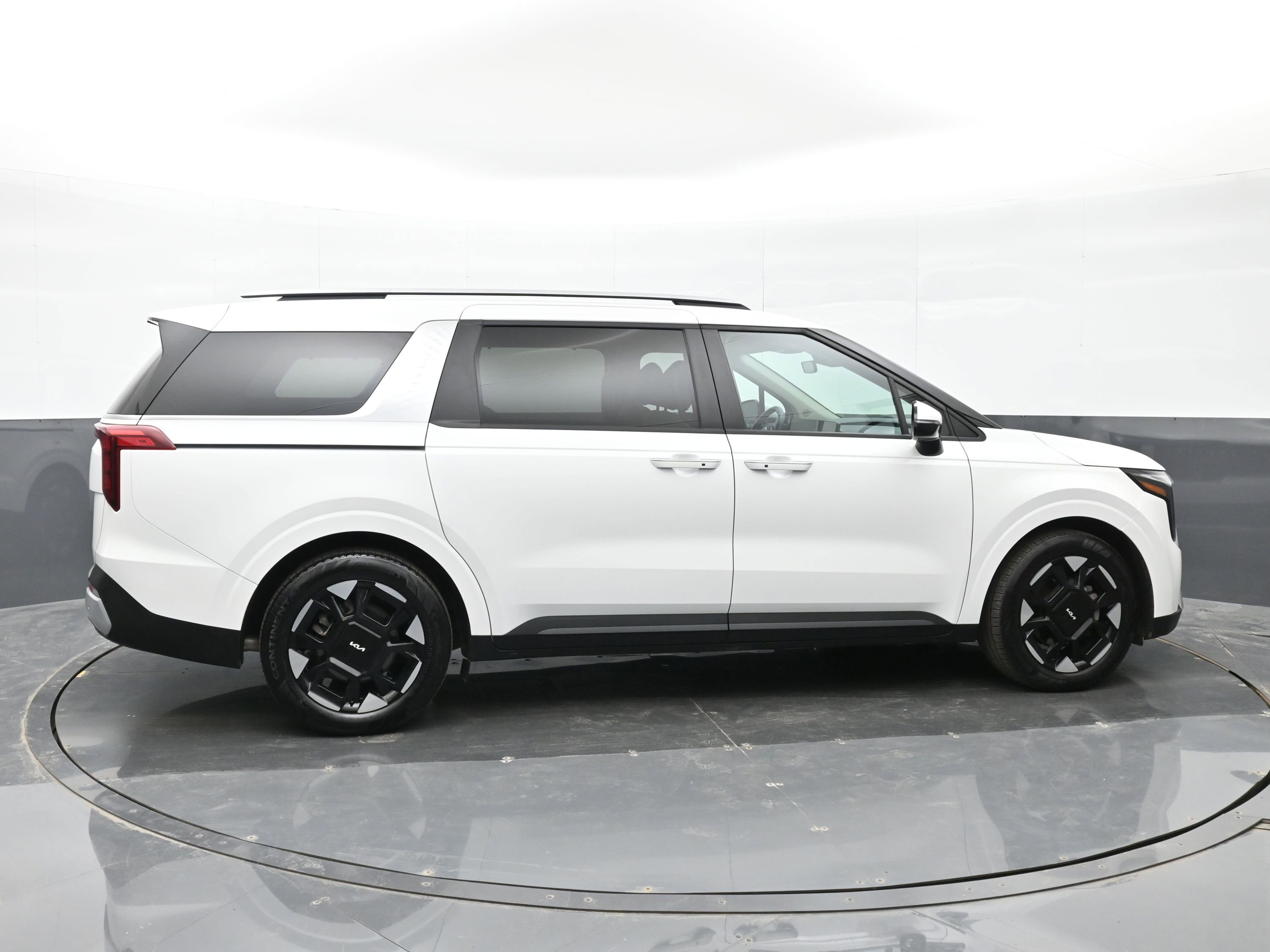 Used 2025 Kia Carnival EX image 9